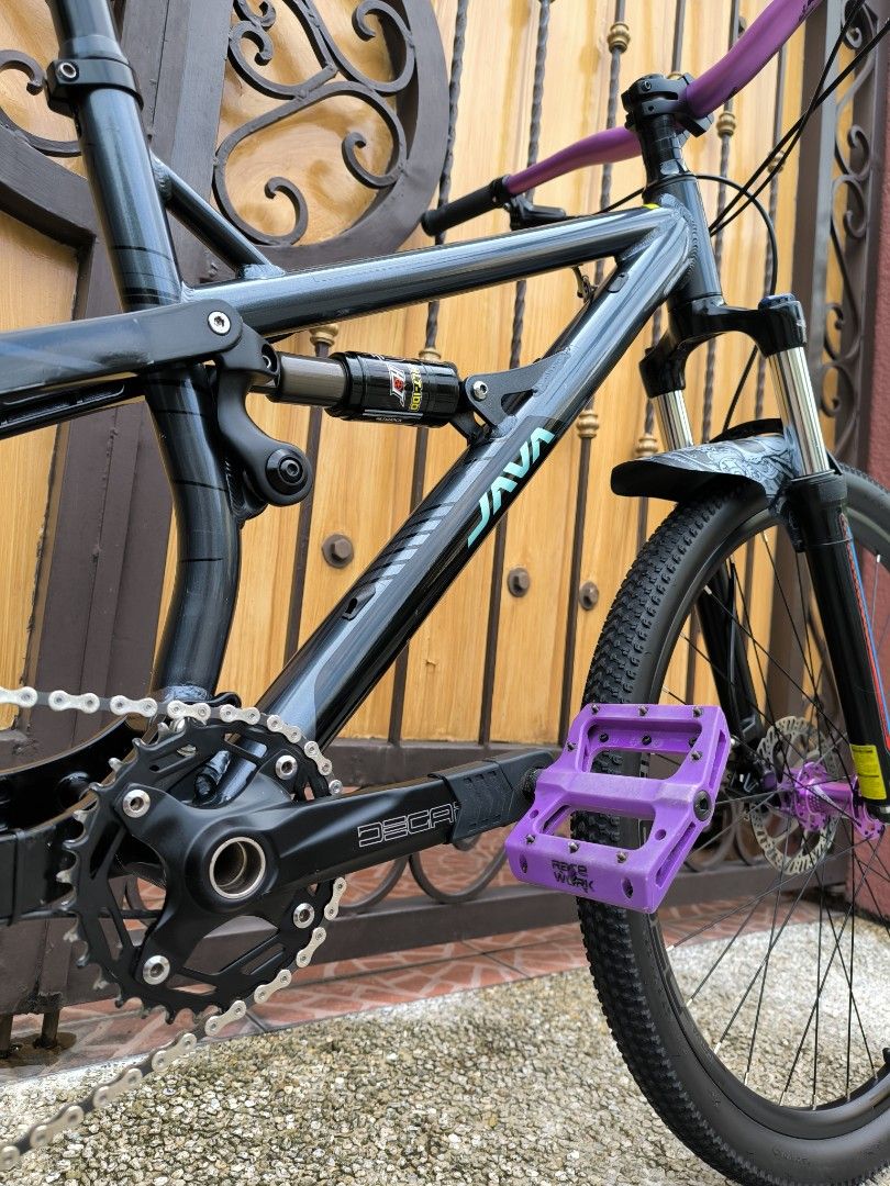 Java Furia Fullsuspension 27.5/L (Category: Bicycles) located in Quezon City. Submitted by negrosyante (Listing ID 1378551893, Image 3). Description: Worth 48,500 All Stock + Upgrades Now selling❗ 33,000k Negotiable 👏 Makinis mga boss, no hidden issues. Tawaran mo ng sagad at pag usapan natin 🫡 Java Furia Fullsuspension Frame 27.5/L (READY FOR 29ER TIRES)/ MALAKI PA CLEARANCE HLT 100 Rear Shock Tektro Hydraulic Brakeset DECAF Seatpost/ Saddle D