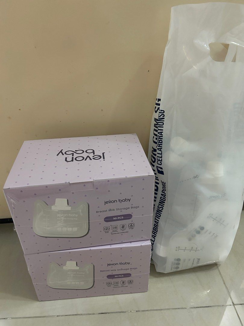 Jevon Baby Milk Storage Bag (Category: Breastfeeding & Bottle Feeding) located in Singapore. Submitted by twinkle.fish (Listing ID 1378699845, Image 1). Description: Left side - $12 per box Right side - $10 per loose pack, contains all 32 new bags .