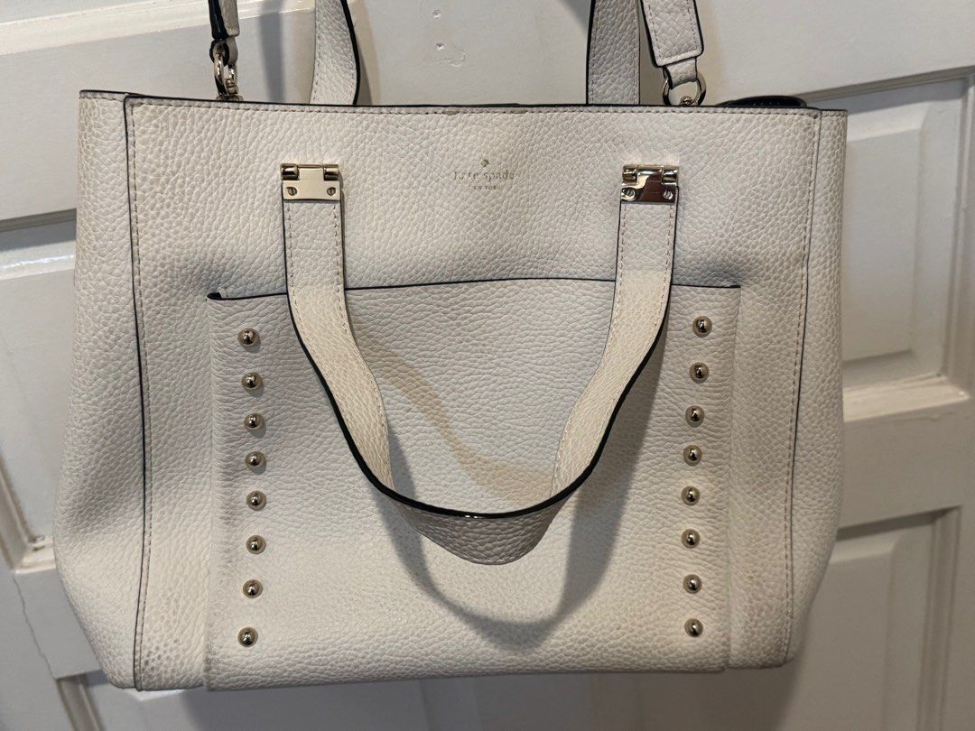 Authentic Kate Spade White Hand/Shoulder Bag (Category: Luxury Bags & Wallets) located in Marikina City. Submitted by ninscan (Listing ID 1378556610, Image 3). Description: Off white Kate Spade Leather Bag Handbag but includes strap for shoulder bag Includes dustbag and care card RFL: offloading bags.
