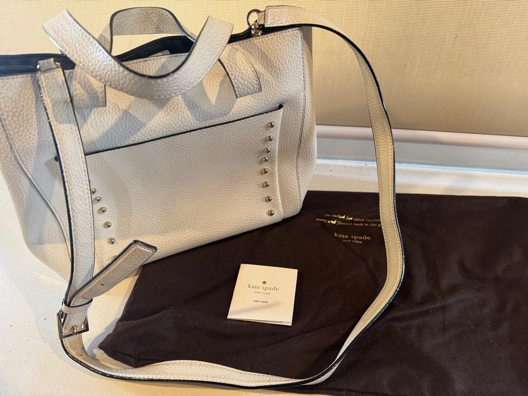 Authentic Kate Spade White Hand/Shoulder Bag (Category: Luxury Bags & Wallets) located in Marikina City. Submitted by ninscan (Listing ID 1378556610, Image 1). Description: Off white Kate Spade Leather Bag Handbag but includes strap for shoulder bag Includes dustbag and care card RFL: offloading bags.