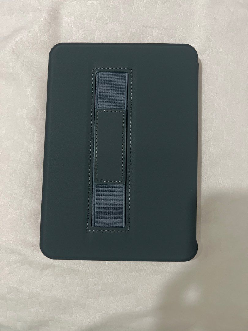 Kindle Paperwhite 10 Gen 32 GB ( no ads ) (Category: E-Readers) located in Singapore. Submitted by toemate (Listing ID 1378694429, Image 3). Description: Super new barely even used. 32 GB NO ads ,can store potentially between 15,000 and 32,000 books! Kept unused in storage mostly , zero scratches. Includes super cute Yoshitomo Nara brand new case that had a handgrip for holding when lying down and reading and cable. .