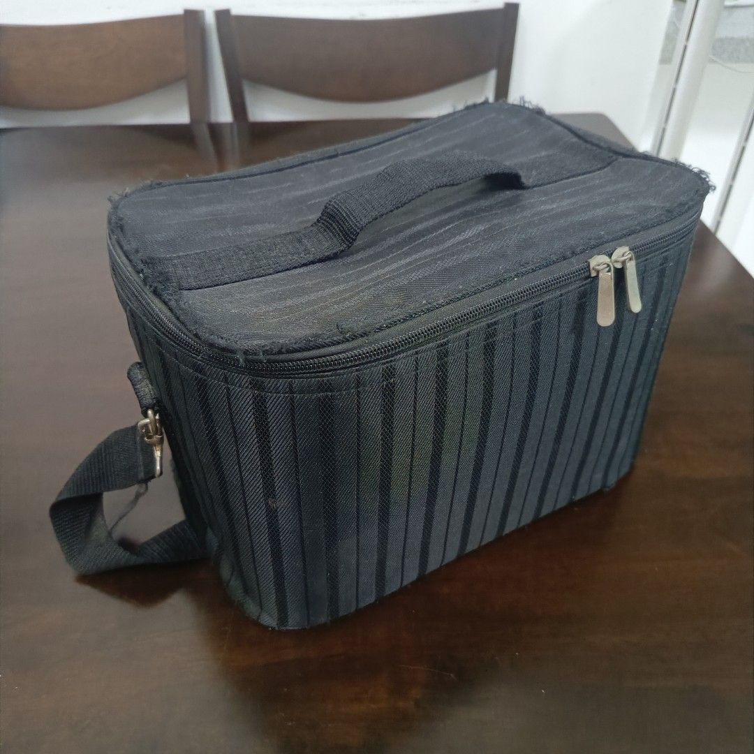 Makeup Case (Category: Purses & Pouches) located in Kuala Lumpur. Submitted by sell_cheapcheap (Listing ID 1378700651, Image 1). Description: Conditions: 6/10 zip all still smooth reason for sell: clear stuff.