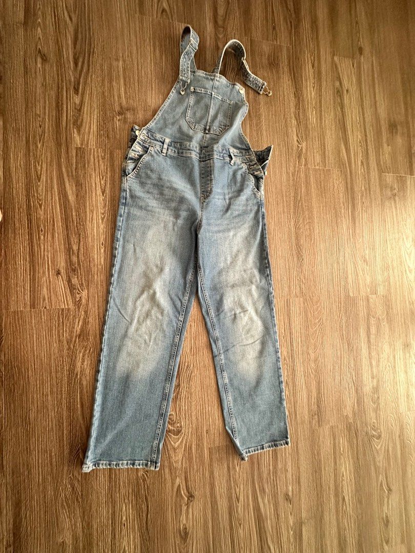 Marks and Spencer denim jumpsuit/overall (Category: Jumpsuits) located in Calamba. Submitted by sohee_nim (Listing ID 1378556609, Image 1). Description: Hello sweeties🌸 REPRICED!!!! Selling my preloved jumpsuit/overall from Marks and Spencer. Size: 12 regular Length on legs: good for 5'3" to 5'5" height No issues RS: not using anymore as i gain weight🥹 Item location: nuvali laguna .
