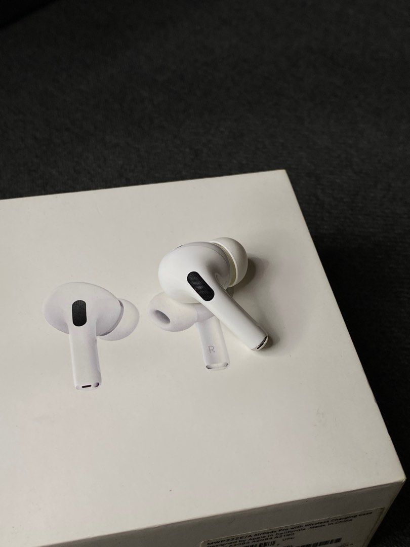 Original Airpods Pro 2 RIGHT POD (TYPE C) (Category: Earphones) located in Caloocan City. Submitted by fddpy (Listing ID 1378685190, Image 2). Description: Selling my Airpods Pro 2 RIGHT POD ONLY. Perfect replacement for your lost or defective right pod. Box and docs not included. 3,400 FIXED. • 100% orig and authentic. Not clone/oem. • Moneyback if FAKE. • 100% working and no any issues. • Superb battery health. Never been drained. Please make s