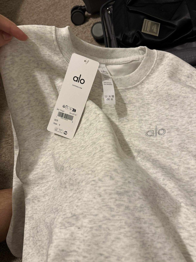 ORIGINAL ALO SWEATSHIRT (Category: Others Tops) located in Mandaluyong City. Submitted by kat_mnlng (Listing ID 1378614545, Image 3). Description: ✨ALO ACCOLADE CREW NECK PULLOVER✨ —WHITE 📍never been used/sealed 📍SMALL Rfs: wrong size.
