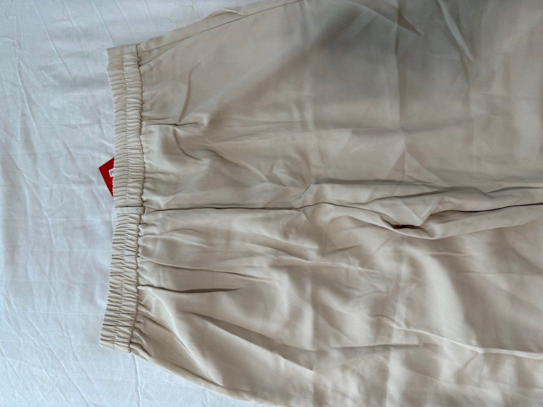 Pants (Category: Other Bottoms) located in Quezon City. Submitted by melissapt (Listing ID 1378577742, Image 3). Description: Bought it online. Size is 2XL but too small for my medium-sized frame. .