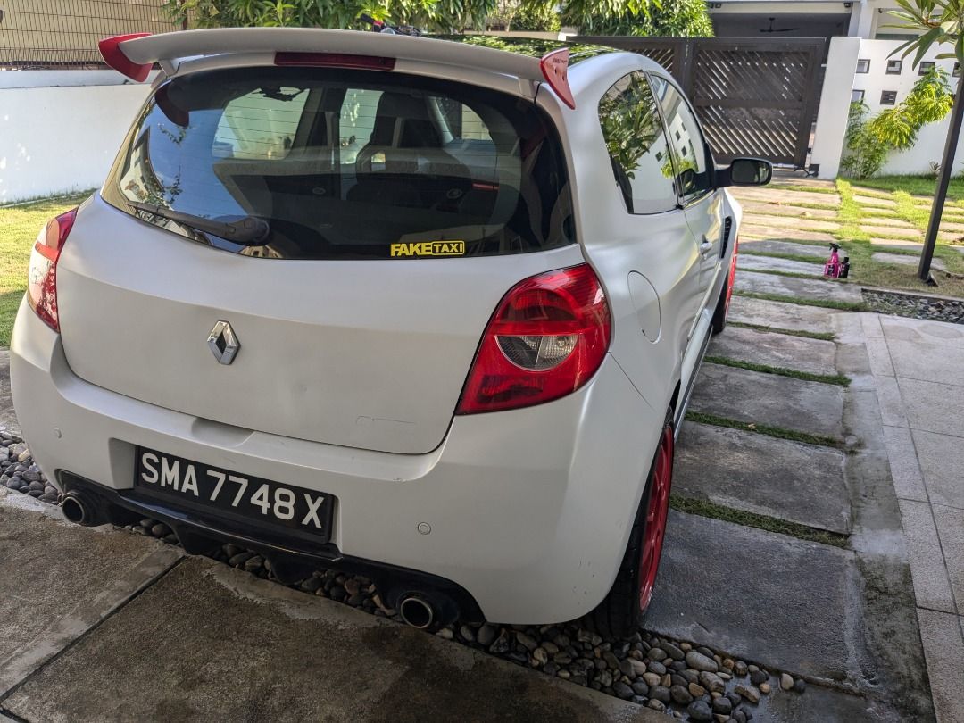 Renault Clio F1 Team R27 2.0 3dr (M) (Category: Used Cars) located in Singapore. Submitted by wilson.woon.9 (Listing ID 1378628907, Image 3). Description: Renault Clio R27 for sale. One of the few left on SG roads. High revving 2-litre N/A engine, 6 speed manual in a tiny package. Other goodies include: - Recaro bucket seats - Brembo 4 pot calipers with EBC Yellowstuff pads - Quaife LSD - 17" OZ Alleggerita wheels with Goodyear Eagle F1A6 tires (