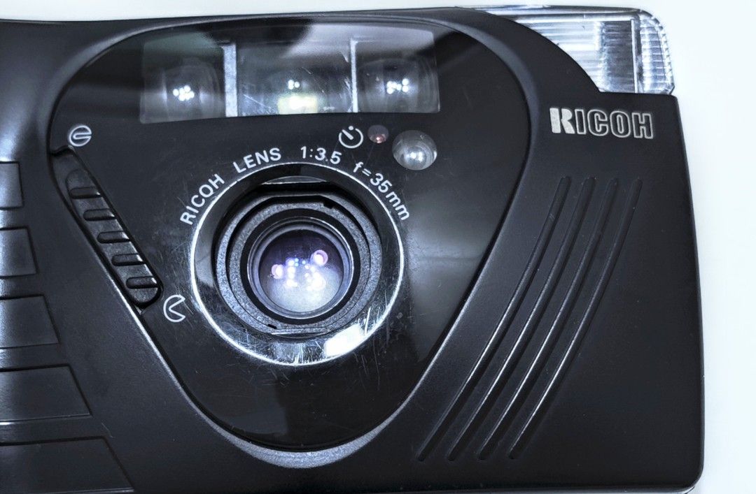 由 weichencamera (刊登 ID 1378633277，圖片 2) 提交，位於 高雄市 (Kaohsiung) 的 ［無限重曝，附電池］RICOH 理光 FF-9D底片相機 復古 膠卷 CCD Y2K 現場監督 可參考 (類別：相機)，說明：⚫配備35mm F3.5定焦鏡頭，非常適合街拍的焦段，有稀有的無限重曝疊圖功能，以及常見的自拍倒數、夜間模式、連拍模式....等，機背打印日期年份最多只能到19（19年完就跳回預設的80年，當時可能沒想到相機能用這麼多年沒設計到能調那麼多年），但設成 日 時：分 這樣子是可以接受的（例：9 23：42）。 ⚫電池採用一顆CR-P2電池。 對焦：自動對焦 對焦範圍：0.8m~無限遠，距離若小於0.8m會有AF燈閃爍警示。 快門：電子快門1/4~1/400秒。 自拍：按下快門後倒數約10秒。 底片感光度範圍：ISO100~1600。 ⚫整體有正常使用痕跡，請自行看照片評估，已清潔保養完畢，鏡頭與觀景窗皆乾淨清晰，框線清楚無退化，液晶螢幕有些老
