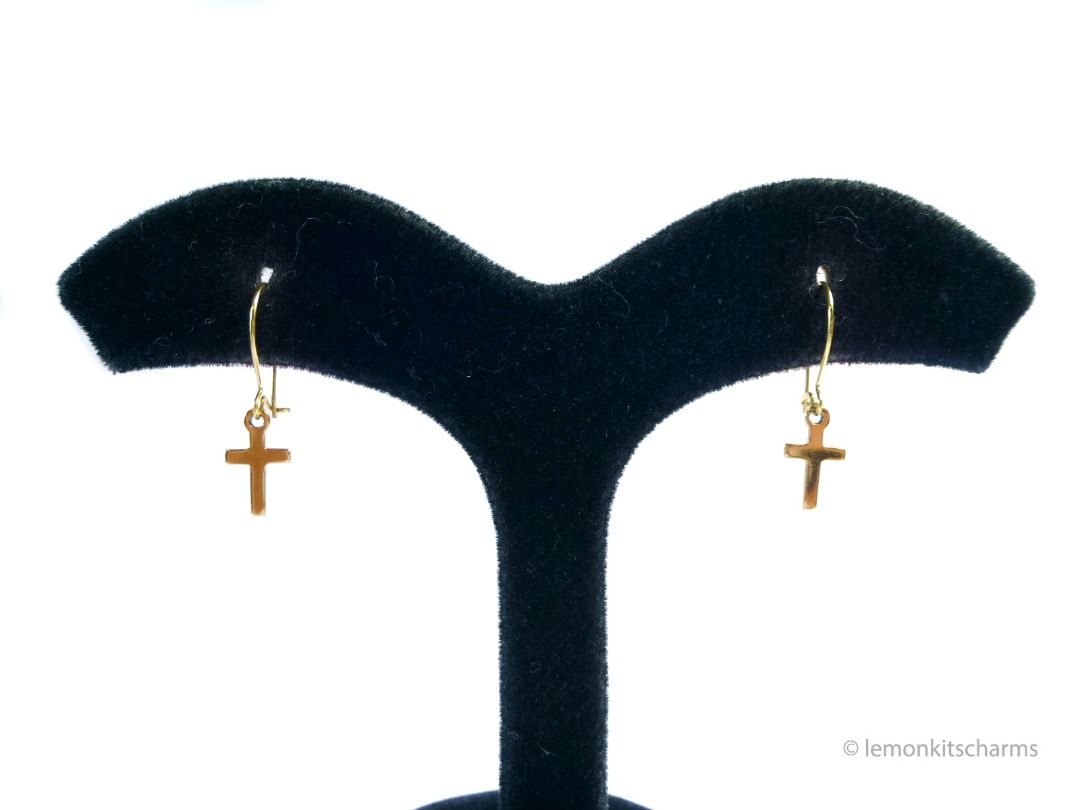 Vintage 1960s Wells Gold-filled Cross Earrings, er2677-ci (Category: Earrings) located in Singapore. Submitted by lemonkitscharms (Listing ID 1378720058, Image 2). Description: Vintage 1960s Wells Gold-filled Cross Earrings, kidney wires for pierced ears. Signed 'Wells 1/20 12KGF'. Some wear, scuffs and normal aging. Good vintage condition. Little dainty crosses in 12k gold-fill. Price excludes postage. Check my profile for postage rates. Size: 2