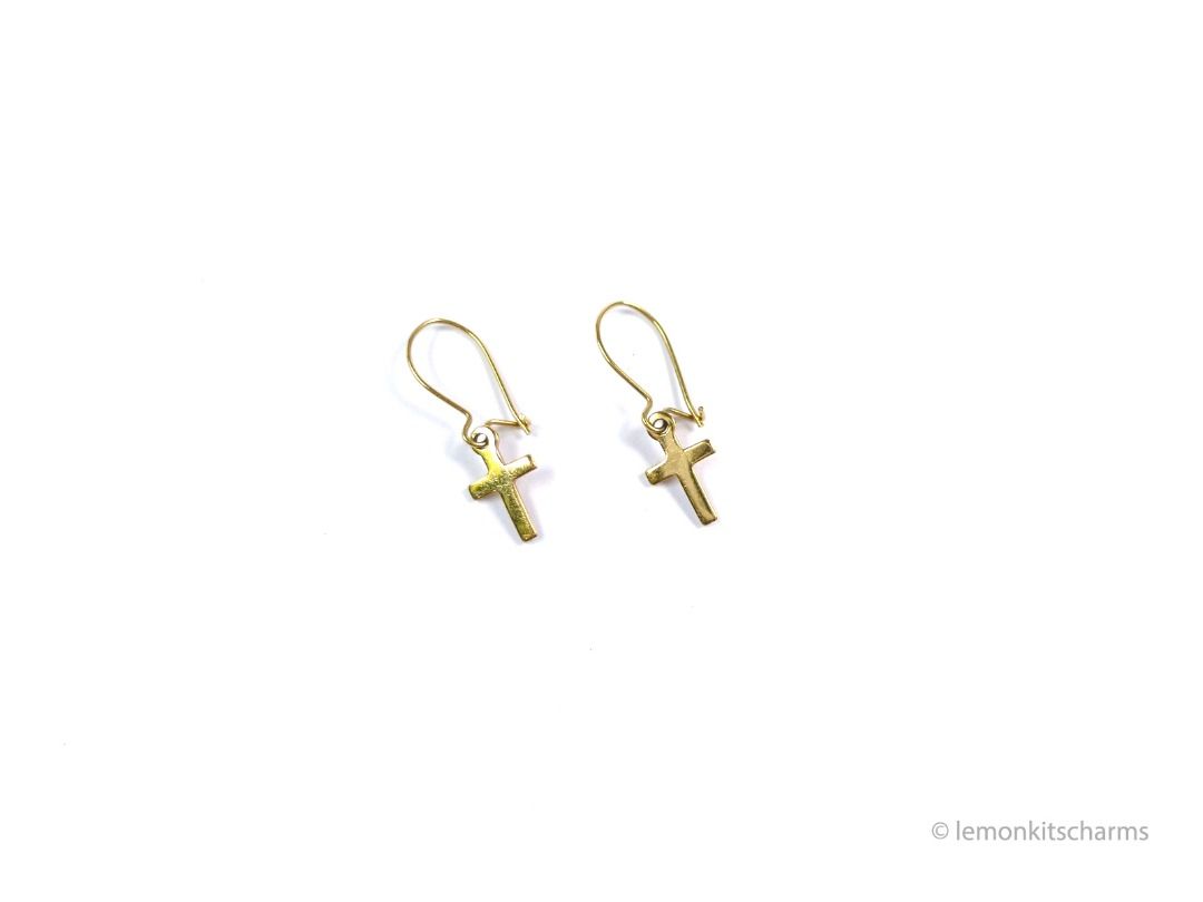 Vintage 1960s Wells Gold-filled Cross Earrings, er2677-ci (Category: Earrings) located in Singapore. Submitted by lemonkitscharms (Listing ID 1378720058, Image 1). Description: Vintage 1960s Wells Gold-filled Cross Earrings, kidney wires for pierced ears. Signed 'Wells 1/20 12KGF'. Some wear, scuffs and normal aging. Good vintage condition. Little dainty crosses in 12k gold-fill. Price excludes postage. Check my profile for postage rates. Size: 2