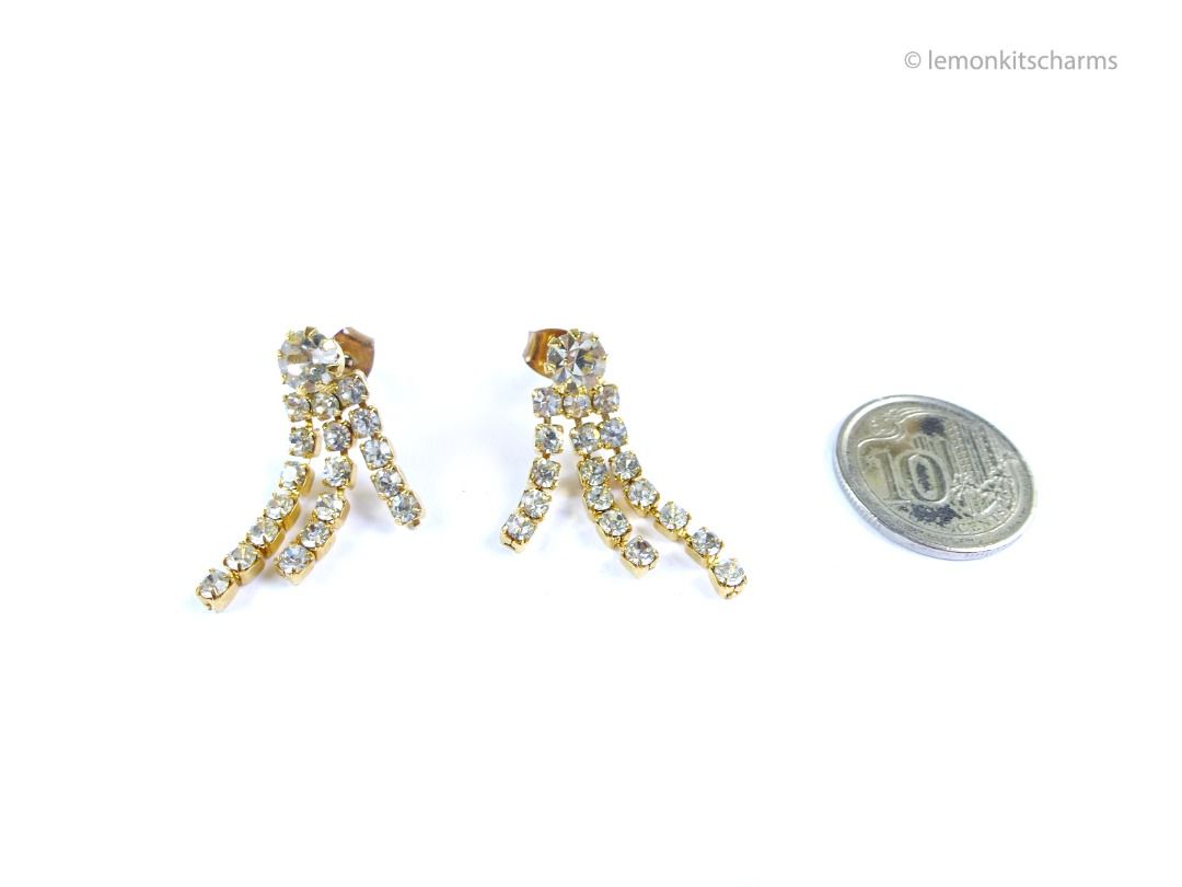 Vintage 1980s Clear Rhinestone Fringe Pierced Earrings, er2679-ci (Category: Earrings) located in Singapore. Submitted by lemonkitscharms (Listing ID 1378720154, Image 2). Description: Vintage 1980s Clear Rhinestone Fringe Earrings, for pierced ears. Minor aging on ear nuts and rhinestones, good condition. Goldtone with sparkly clear rhinestones. Price excludes postage. Check my profile for postage rates. Size: 29 x 8mm - Sorry NO NEGO for 1 item
