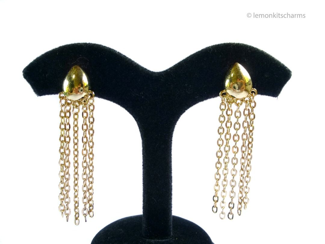 Vintage 1980s Teardrop Chain Fringe Tassel Clip Earrings, er2680-ci (Category: Earrings) located in Singapore. Submitted by lemonkitscharms (Listing ID 1378720267, Image 1). Description: Vintage 1980s Teardrop Chain Fringe Tassel Clip Earrings. Some scuffs on the surface of the teardrops, see pic. Good vintage condition overall, still nice when worn. Goldtone. Price excludes postage. Check my profile for postage rates. Size: abt 60 x 13mm - Sorry