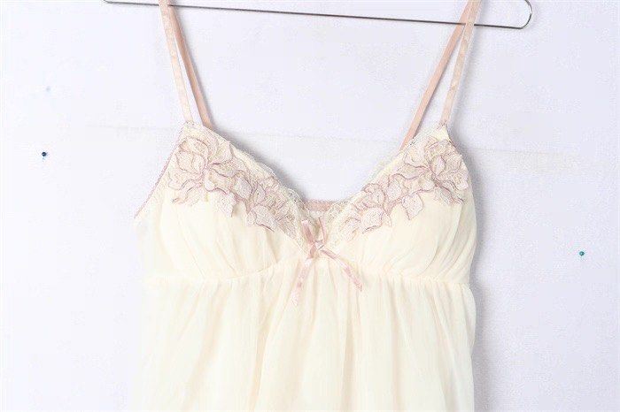 vintage y2k cream lace babydoll cami (Category: Sleeveless) located in Singapore. Submitted by tbhidkwhatsthis (Listing ID 1378625370, Image 3). Description: preorder ! ptp 35-38cm length 56cm.