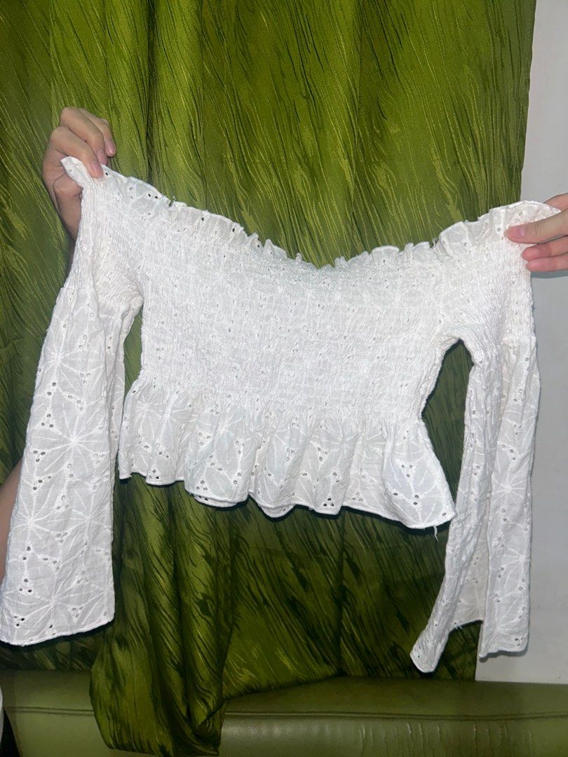 White off shoulders long sleeves crop top (Category: Others Tops) located in Quezon City. Submitted by heily0809 (Listing ID 1378689217, Image 2). Description: - Never worn - Still in good condition - xs to small - can be used as a beach cover up Dm for more photos and sizes.