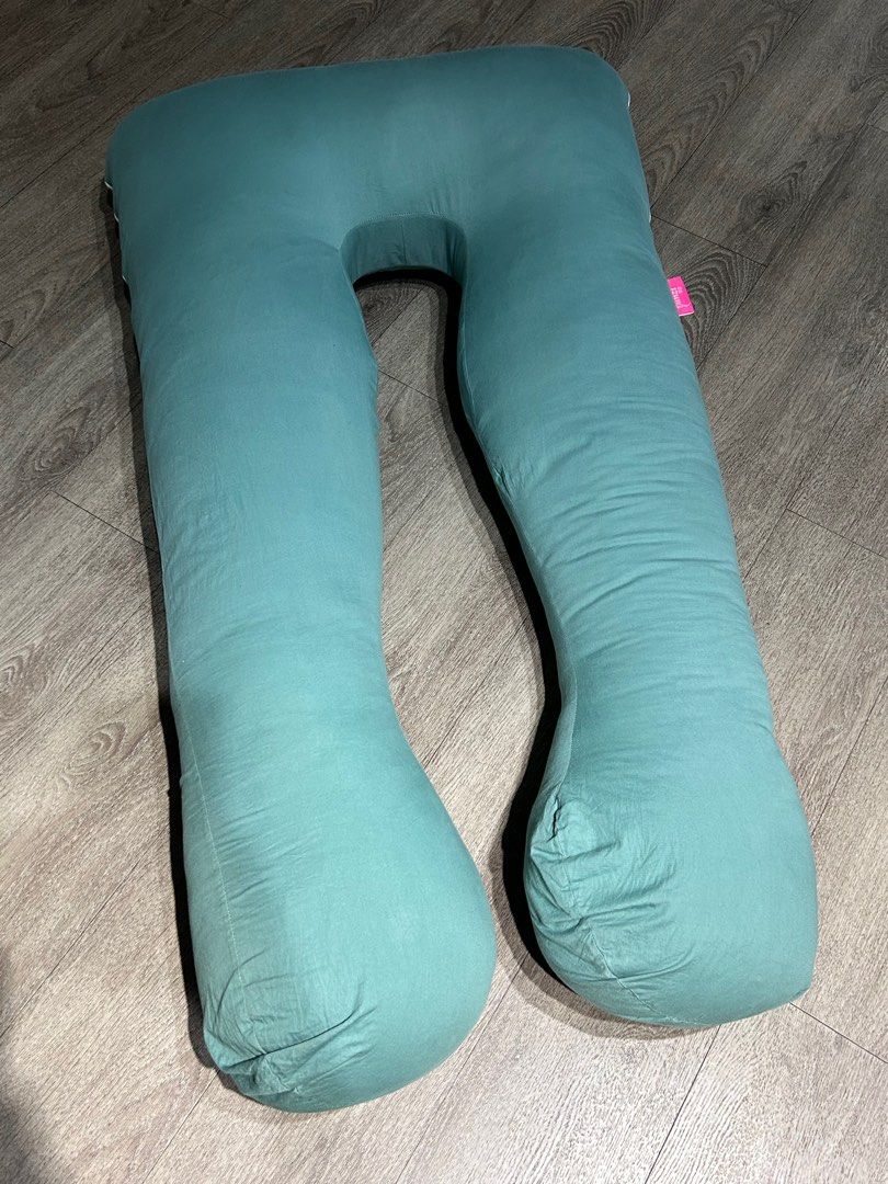 Yunzi U-Shaped Pregnancy Pillow - Teal (Category: Maternity Care) located in Singapore. Submitted by melinda_goh (Listing ID 1378687827, Image 1). Description: Comfortable U-shaped pregnancy pillow by Yunzi. Features a removable cover with a zipper for easy washing. The pillow is in excellent condition, providing great support for a restful sleep during pregnancy..