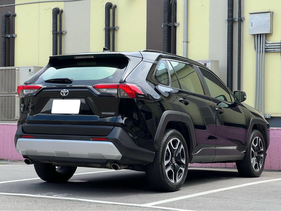 由 li8787 (刊登 ID 1378895112，圖片 2) 提交，位於 台北市 (Taipei) 的 2021年 Toyota RAV4 2.0 Adventure 4WD (類別：汽車出售)，說明：出售：Toyota RAV4 2.0L Adventure 4WD 2021/11月出廠，2022/01月領牌 里程僅跑40000公里，原廠保養紀錄 全車原鈑件，無事故，附上第三方認證書 一一一重點配備一一一 -TSS智動駕駛輔助(2.0) -19吋切削雙色鋁圈 -Adventure外觀內裝套件 -全景大天窗 -多功能方向盤+換檔撥片 -DAC陡坡緩降輔助 -9吋4G聯網功能主機(3D導航) -Apple CarPlay/Android Auto -倒車顯影+360環景影像 -腳踢感應電動尾門 -前4後4車距雷達 -E-Mirror電子後視鏡 -盲點偵測系統 -駕駛座8向電動調整 -Smart Entry按鈕啟動 -7吋全彩儀表板 -電子手煞車+Auto Hold 銷售專員｜李嘉昕09