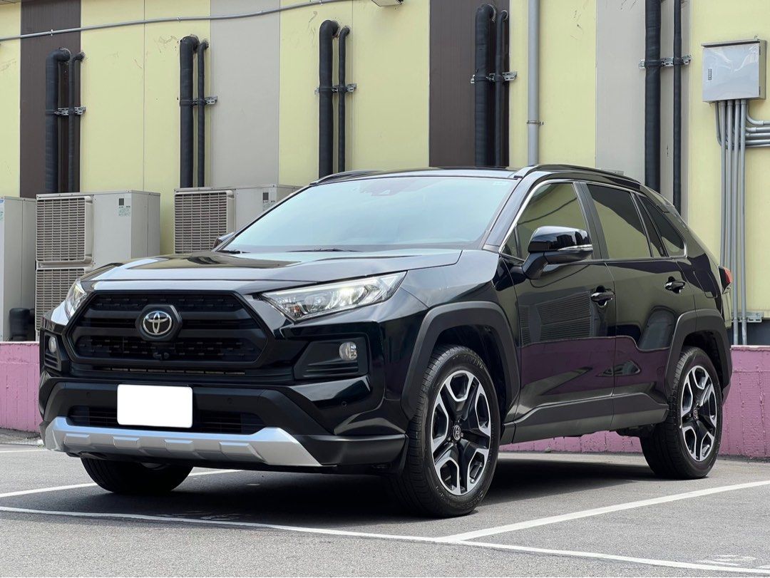 由 li8787 (刊登 ID 1378895112，圖片 1) 提交，位於 台北市 (Taipei) 的 2021年 Toyota RAV4 2.0 Adventure 4WD (類別：汽車出售)，說明：出售：Toyota RAV4 2.0L Adventure 4WD 2021/11月出廠，2022/01月領牌 里程僅跑40000公里，原廠保養紀錄 全車原鈑件，無事故，附上第三方認證書 一一一重點配備一一一 -TSS智動駕駛輔助(2.0) -19吋切削雙色鋁圈 -Adventure外觀內裝套件 -全景大天窗 -多功能方向盤+換檔撥片 -DAC陡坡緩降輔助 -9吋4G聯網功能主機(3D導航) -Apple CarPlay/Android Auto -倒車顯影+360環景影像 -腳踢感應電動尾門 -前4後4車距雷達 -E-Mirror電子後視鏡 -盲點偵測系統 -駕駛座8向電動調整 -Smart Entry按鈕啟動 -7吋全彩儀表板 -電子手煞車+Auto Hold 銷售專員｜李嘉昕09