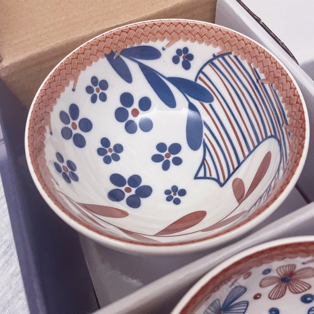 由 ninimisell13318 (刊登 ID 1378843455，圖片 3) 提交，位於 台中市 (Taichung) 的 全新**松村窯日式簡約5碗組禮盒 宇隆 全新盒裝 #內斂文青派 (類別：餐具和餐具)，說明：全新**松村窯日式簡約5碗組禮盒 宇隆 全新盒裝 品名：松村窯日式簡約5碗組禮盒 材質：瓷土 容量：300ml 尺寸：直徑/11.5cm*高6cm *全新未使用 *僅拍照 ⋯⋯⋯⋯⋯⋯⋯⋯⋯⋯⋯⋯⋯ **商品特惠售出，商品如實圖請確認後再下訂，不退換貨～感謝！。