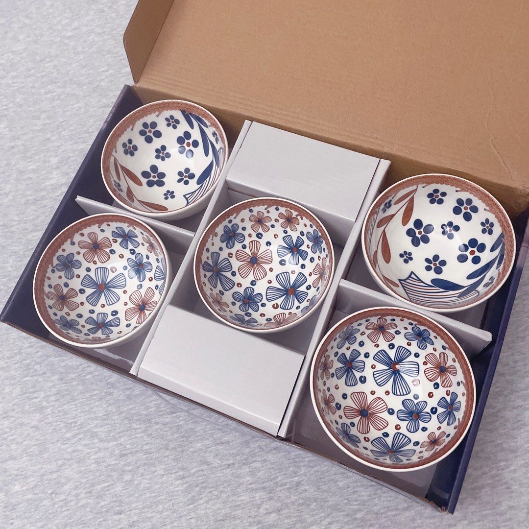 由 ninimisell13318 (刊登 ID 1378843455，圖片 1) 提交，位於 台中市 (Taichung) 的 全新**松村窯日式簡約5碗組禮盒 宇隆 全新盒裝 #內斂文青派 (類別：餐具和餐具)，說明：全新**松村窯日式簡約5碗組禮盒 宇隆 全新盒裝 品名：松村窯日式簡約5碗組禮盒 材質：瓷土 容量：300ml 尺寸：直徑/11.5cm*高6cm *全新未使用 *僅拍照 ⋯⋯⋯⋯⋯⋯⋯⋯⋯⋯⋯⋯⋯ **商品特惠售出，商品如實圖請確認後再下訂，不退換貨～感謝！。
