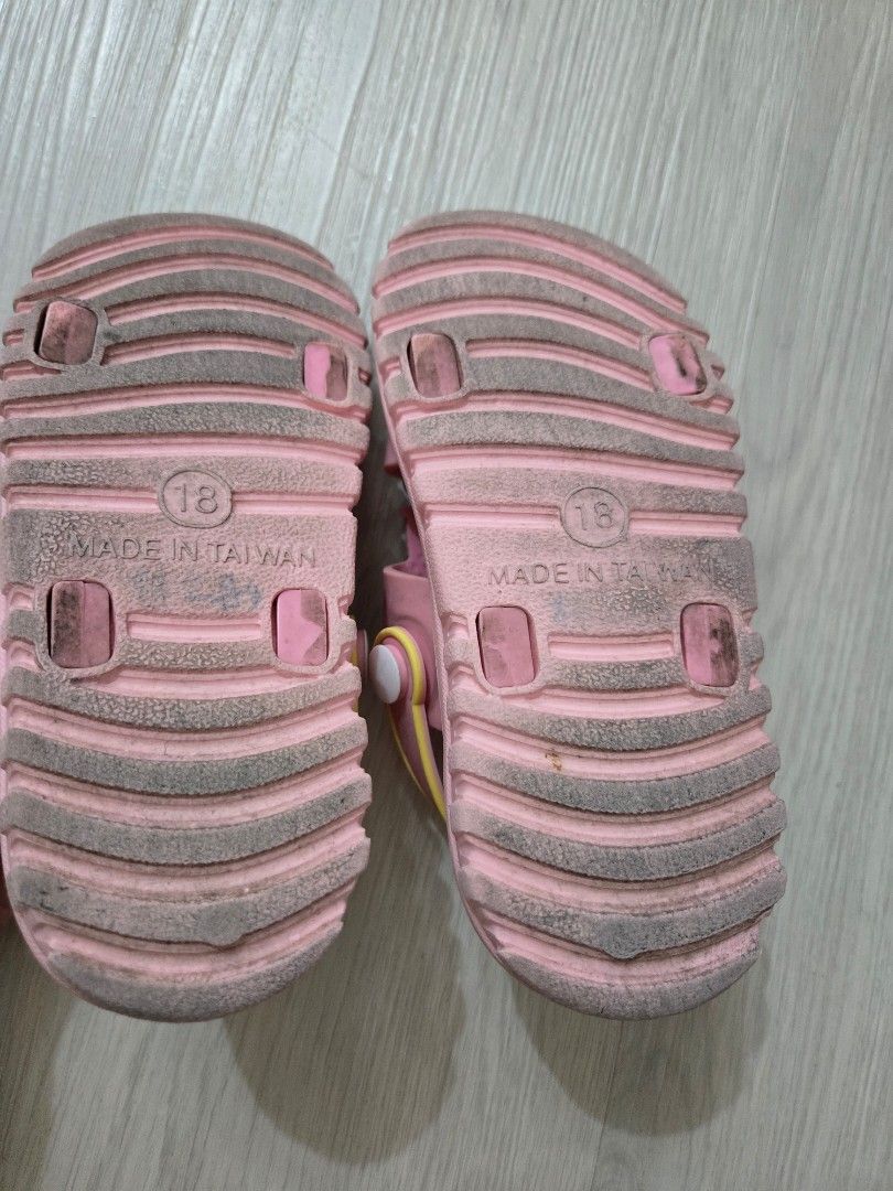 由 teddyblueebaby (刊登 ID 1378765078，圖片 3) 提交，位於 台中市 (Taichung) 的 涼鞋 16cm 18cm 外出鞋 拖鞋 粉色 熊熊 圖案 五歲 四歲 女童 小童 (類別：嬰兒及兒童流行時尚)，說明：穿過有使用痕跡。 鞋長18.5cm。帶子套上後，腳長約16cm，帶子往前放，鞋內約18cm。 鞋底黑黑的，還沒時間整理清洗， 鞋底原本有寫名字，不過快看不清楚了， 收到再請自行清洗過哦。 實品圖拍。 不介意再下標。。