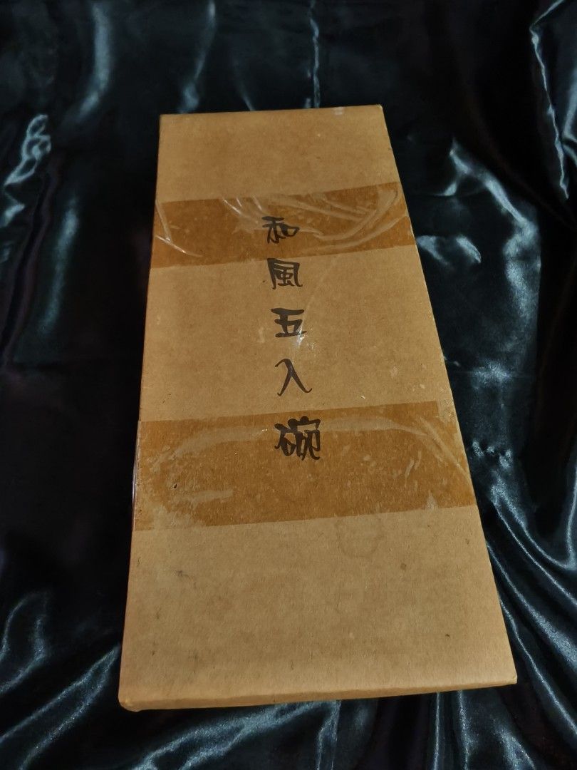 由 a0939173996-98302 (刊登 ID 1378753194，圖片 2) 提交，位於 新北市 (New Taipei) 的 🍵【和風五入陶瓷碗組｜附原盒｜老件良品】 (類別：餐具和餐具)，說明：日系復古感陶瓷碗組，一組五入，含原盒。部分碗為舊款陶釉碗，整體保存良好，碗體皆無裂痕／明顯掉釉，適合日常使用或器皿收藏者。 ▪️ 原盒在，但有些微保存痕跡（泛黃、微壓痕） ▪️ 陶碗色系多樣：綠、褐、黃、墨黑，略有手作感與年代味 ▪️ 適合盛湯、飯、小菜、甜點皆宜 ▪️ 二手良品，非全新，售出不退 📦 經典陶器風格，溫潤質感，五只一起帶走最划算！ 注意事項： ⭐為二手商品，請接受再購買，不退換貨 ⭐非新品，售出不退換 #陶瓷碗組 #和風餐具 #日式碗 #二手餐具 #復古碗 #良品老件 #器皿收藏。