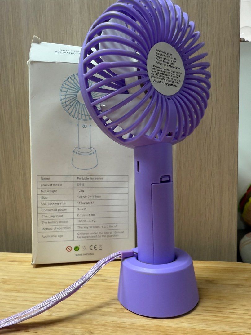 由 jill110232 (刊登 ID 1378817295，圖片 2) 提交，位於 台北市 (Taipei) 的 手持電風扇⚡️隨身攜帶⚡️夏日必備⚡️可愛時尚 (類別：風扇)，說明：ℹ️兩用型（電池🔋&充電🪫） ＊二手使用過 ＊狀況良好（🈚️泛黃、污漬） ＊ 🈶殼、包裝（微凹痕） ＊可聊聊看詳圖 🌟限時優惠可至主頁介紹內了解更多 🐙全賣場 🈵$300隨機贈送小禮品乙份⚡️ 🐙全賣場 🈵$500免運費⚡️ 🐙全賣場 🉑賣📦便。