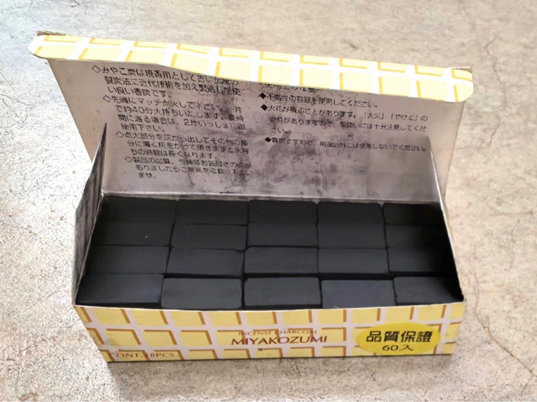 由 rongyumei (刊登 ID 1378787225，圖片 2) 提交，位於 新北市 (New Taipei) 的 松榮堂香碳 香道用品 香道專用碳60入 (類別：居家香薰)，說明：松榮堂香碳 香道用品碳空燻品香碳香道專用碳60入 久放未使用，介意勿標 $300。