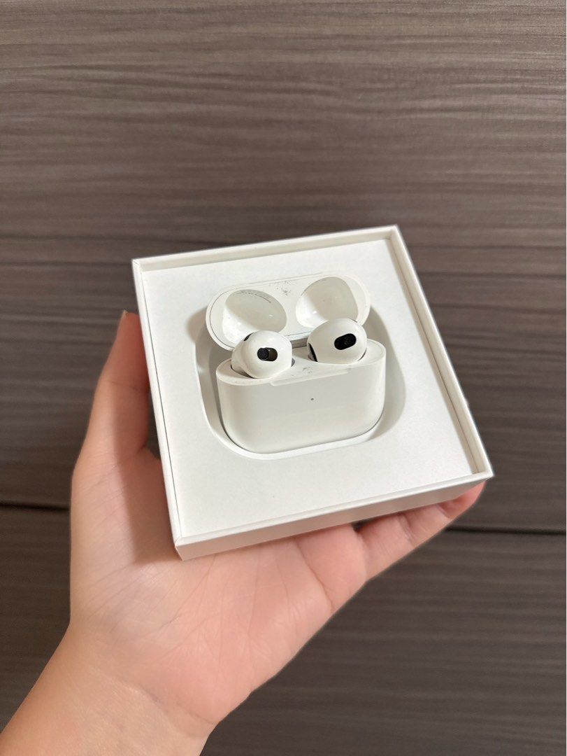 由 09_16_ann (刊登 ID 1378902225，圖片 1) 提交，位於 嘉義市 (Chiayi City) 的 二手🫶🏻 AirPods 3❤️‍🔥請勿直接下單請聊聊告知⚠️ (類別：耳機)，說明：售AirPods 3 🔗 配件：原盒 充電線 🛒 機況：功能正常 有傷 🛒 付款方式： ｜貨到付款｜舊機貼換｜全額匯款｜ ｜定金保留｜現金分期｜刷卡付款｜ 寄送方式： ｜嘉義市面交｜宅配到府｜超商店到店｜ 🔎加入LINE會盡快回覆🔎 ➕@661mrdsj（小老鼠也要加唷） https://page.line.me/661mrdsj 商品價格不議價 商品價格不議價 商品價格不議價。