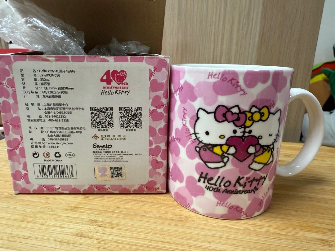 由 jill110232 (刊登 ID 1378814002，圖片 2) 提交，位於 台北市 (Taipei) 的 🐱 Hello Kitty 40週年馬克杯⚡️馬克杯⚡️正版授權⚡️千禧風 (類別：水杯、水壺)，說明：ℹ️容量：350ml ＊🆕全新未拆封 ＊狀況良好（🈚️泛黃、污漬） ＊ 🈶殼、包裝 ＊可聊聊看詳圖 🌟限時優惠可至主頁介紹內了解更多 🐙全賣場 🈵$300隨機贈送小禮品乙份⚡️ 🐙全賣場 🈵$500免運費⚡️ 🐙全賣場 🉑賣📦便。