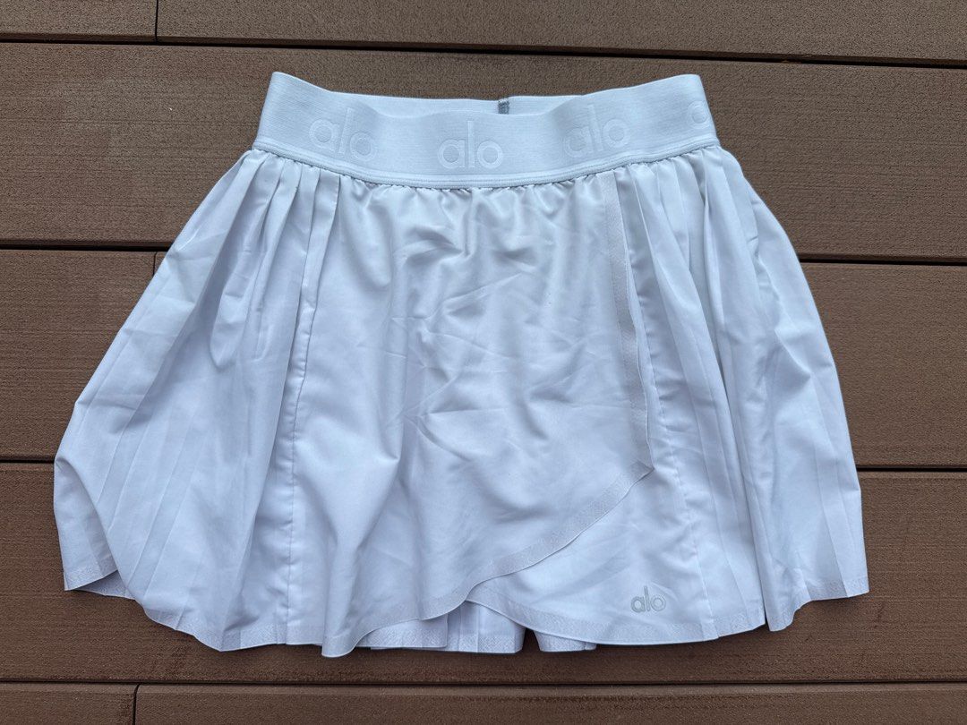 Alo Yoga White Pleated Tennis Skirt XS (Category: Activewear) located in Singapore. Submitted by aubrey.lee (Listing ID 1378733874, Image 1). Description: White pleated tennis skirt from Alo Yoga. Features a comfortable elastic waistband with the Alo logo. Size XS. Perfect for tennis or everyday wear. In excellent condition..
