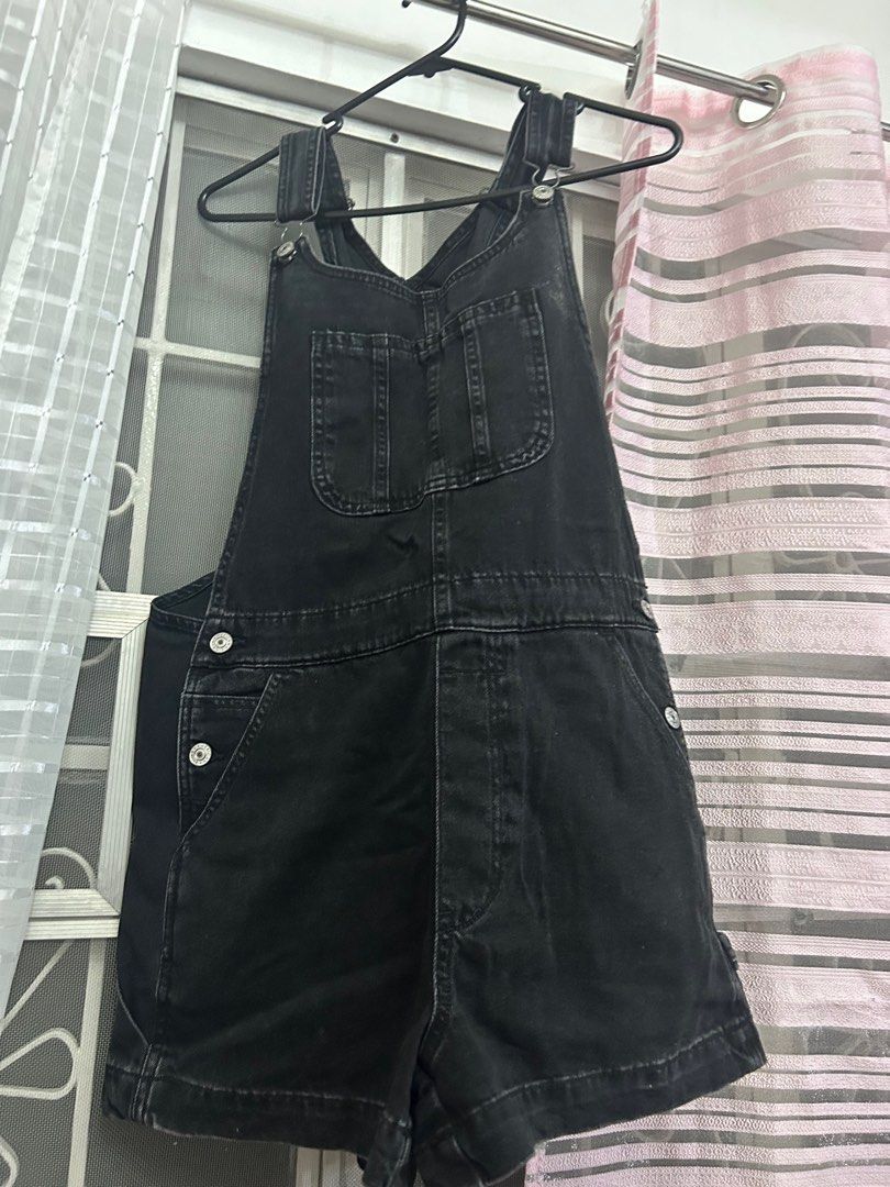 American Eagle denim jumper (Category: Rompers) located in Cavite. Submitted by elledecluttersss (Listing ID 1378908327, Image 1). Description: Can pass as brand new Medium on tag Gcash payment only.