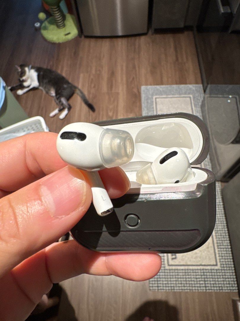 Apple AirPods Pro s1 with Case (Category: Earphones) located in Singapore. Submitted by hotzcommodz (Listing ID 1378735936, Image 1). Description: Used Apple AirPods Pro with charging case. Includes the original charging case with SPIGEN protective cover. The earbuds and case are in good condition. Ready for a new owner!.