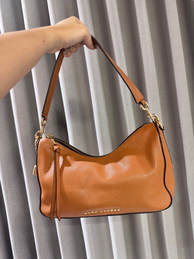 Authentic Marc Jacobs Drifter Leather Bag (Category: Luxury Bags & Wallets) located in Makati City. Submitted by csastorefinds (Listing ID 1378857709, Image 2). Description: Women’s MJ Drifter Leather Convertible Crossbody. AUTHENTIC! .
