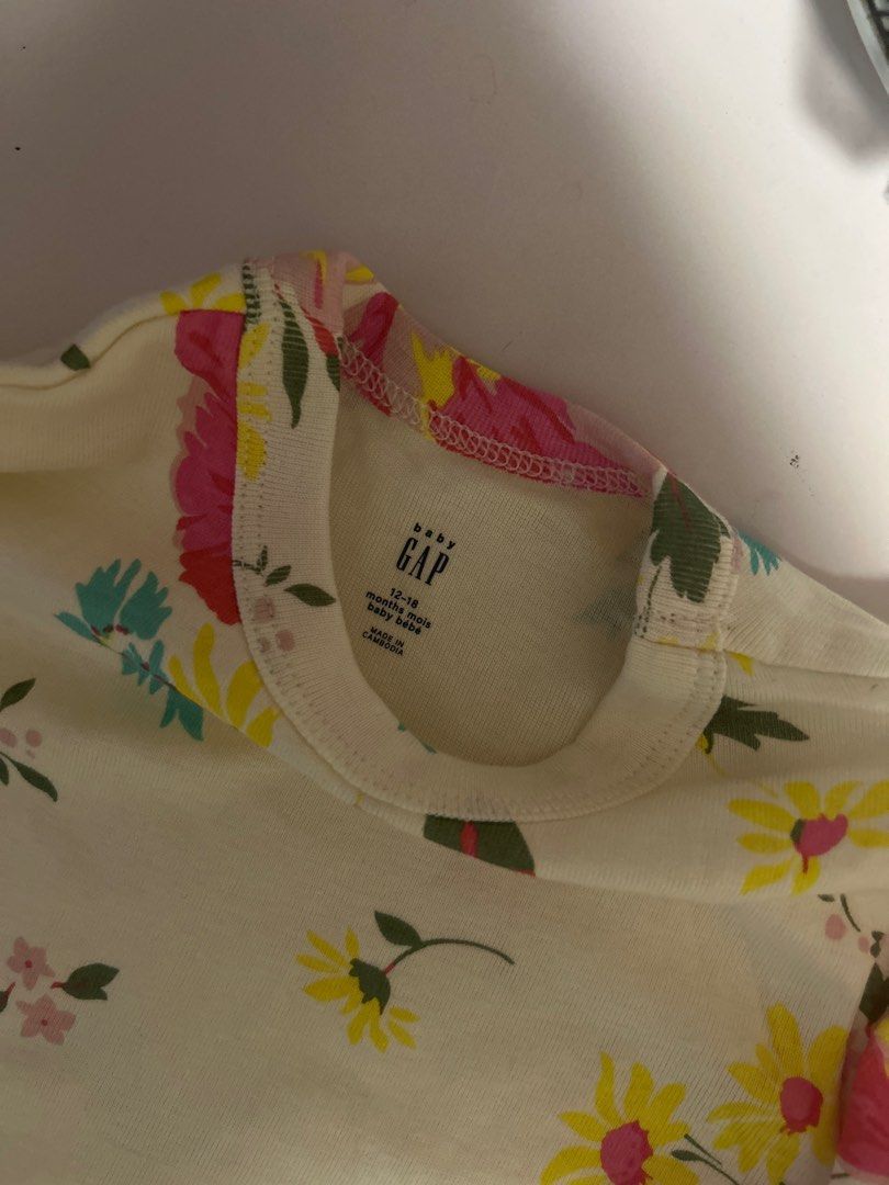 Baby Gap Floral Print Baby Outfit sleepwear pyjamas (Category: Babies & Kids Fashion) located in Singapore. Submitted by dscapen22 (Listing ID 1378847970, Image 2). Description: Gap baby sleepwear pyjamas.This adorable baby outfit features a vibrant floral print, perfect for your little one! The set includes a top and matching pants, both adorned with a beautiful mix of pink, yellow, and blue flowers on a cream background. The outfit appears to b