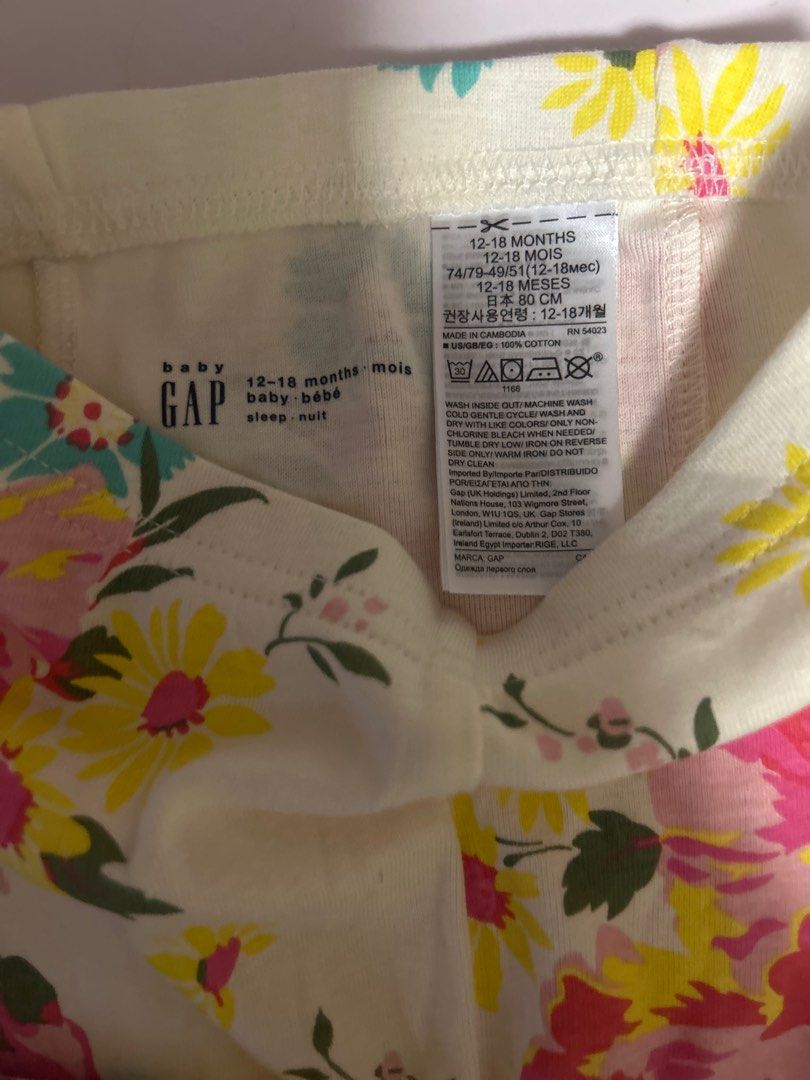Baby Gap Floral Print Baby Outfit sleepwear pyjamas (Category: Babies & Kids Fashion) located in Singapore. Submitted by dscapen22 (Listing ID 1378847970, Image 3). Description: Gap baby sleepwear pyjamas.This adorable baby outfit features a vibrant floral print, perfect for your little one! The set includes a top and matching pants, both adorned with a beautiful mix of pink, yellow, and blue flowers on a cream background. The outfit appears to b