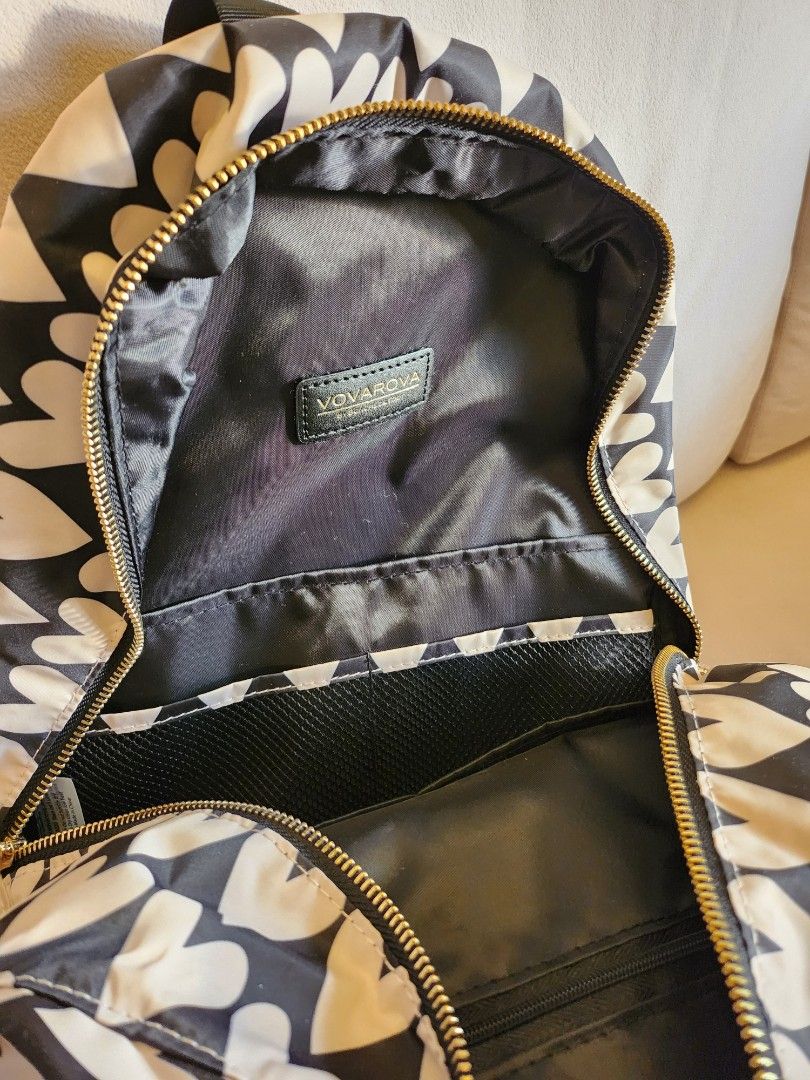 Backpack （分類：背囊）位於 Hong Kong。 由 jc_cookie2017 提交（商品編號 1378836136，圖片 3）。簡介： Brand new women's backpack。