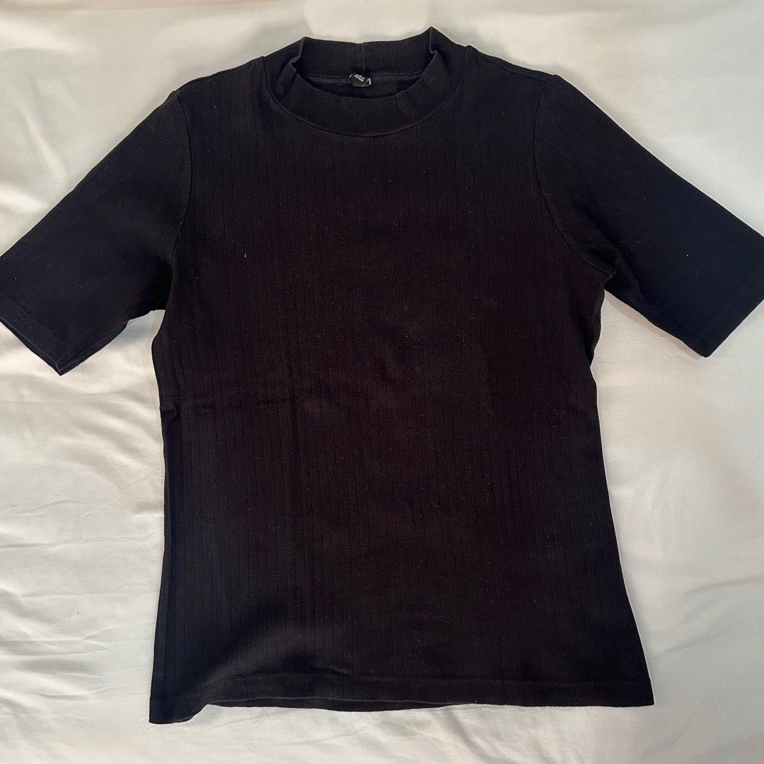 uniqlo black ribbed shirt (Category: Shirts) located in San Fernando. Submitted by arte.things (Listing ID 1378860192, Image 1). Description: • size: L • mop: gcash • rfs: decluttering.