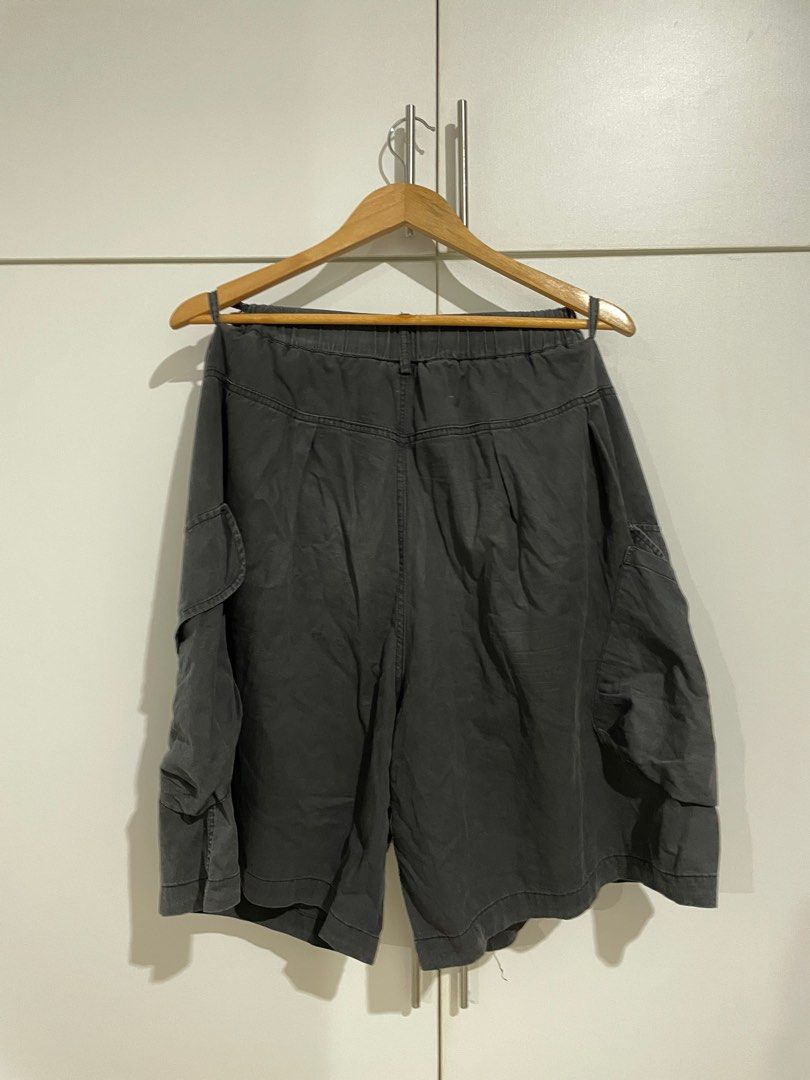 Black Wide Baggy Cargo Shorts (Category: Shorts) located in Makati City. Submitted by minjiyaaa (Listing ID 1378914912, Image 2). Description: 32in waist 22in length 18in leg opening Condition: 9/10 Price: 750 .