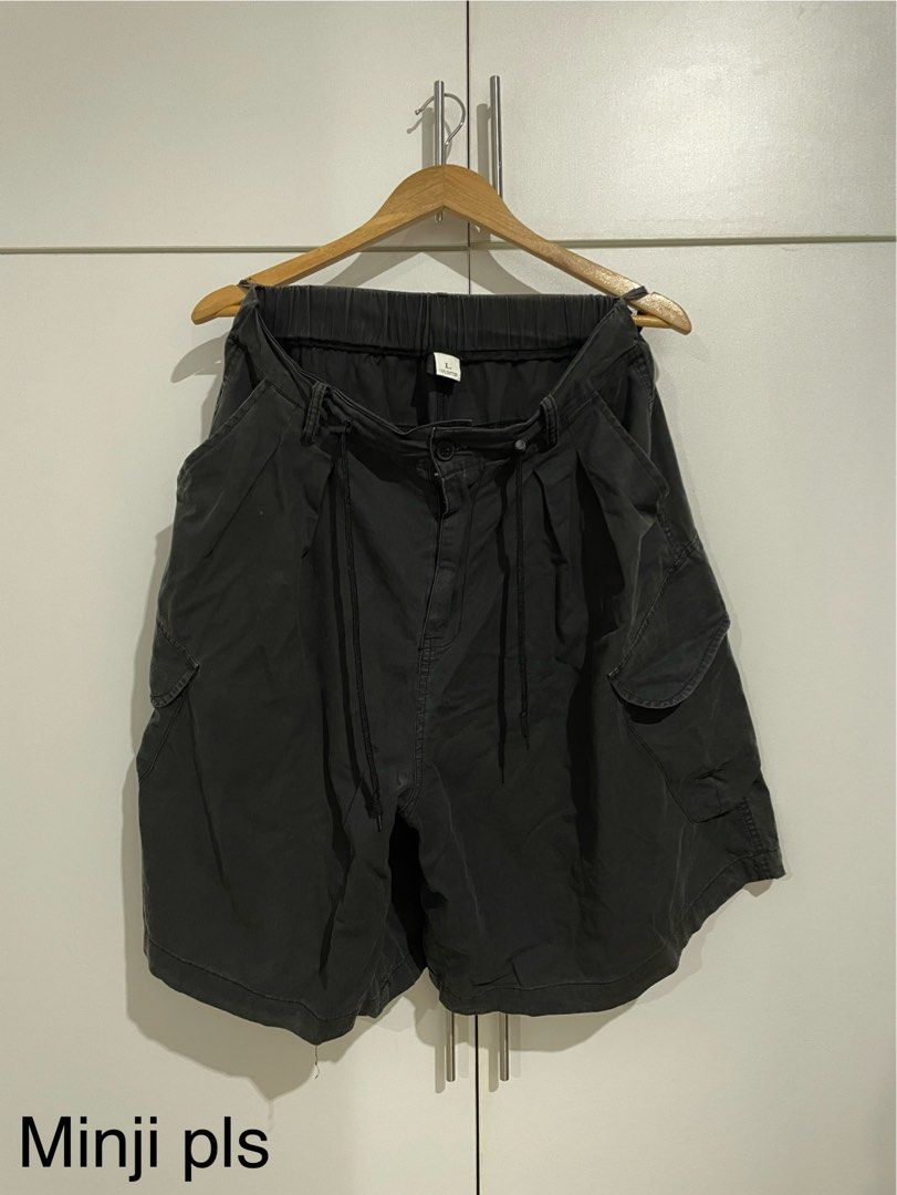 Black Wide Baggy Cargo Shorts (Category: Shorts) located in Makati City. Submitted by minjiyaaa (Listing ID 1378914912, Image 1). Description: 32in waist 22in length 18in leg opening Condition: 9/10 Price: 750 .