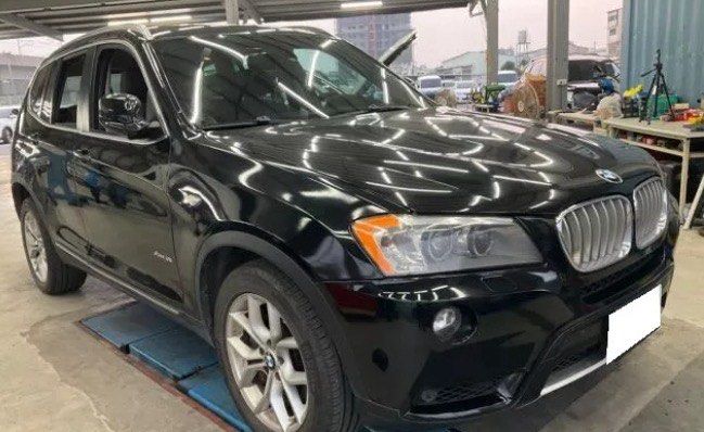 由 pipi1108cc (刊登 ID 1378811743，圖片 1) 提交，位於 台中市 (Taichung) 的 BMW X3 2011款 3.0 黑色 🔍️售價：15萬 🔍️出廠：2011年 🔍️行駛里程：17.5萬公里 🔍️乘客數：5門5座 🔍️排氣量：3.0L (類別：汽車出售)，說明：🔍️廠牌型號：BMW X3 2011款 3.0 黑色 🔍️售價：15萬 🔍️出廠：2011年 🔍️行駛里程：17.5萬公里 🔍️乘客數：5門5座 🔍️排氣量：3.0L 🔍️引擎燃料：汽油 🔍️驅動方式：4WD 🔍️變速系統：手自排 ★重要資訊★ 車輛均有第三方認證 ⭕️專業鑑定⭕️合格認證 ⭕️檢定報告⭕️一覽無疑 📣便宜賣🚫無事故🚫無泡水🚫無待修 提供💯完整第三方認證合格檢驗報告 保證✅實車實價✅車況透明✅安心購車 ★提供車況原始表 ★車況與認證表不符，退車並全額退費 ◎歡迎私訊預約賞車◎ ★早上10點到晚上18點 ★Line ID : pipi1108