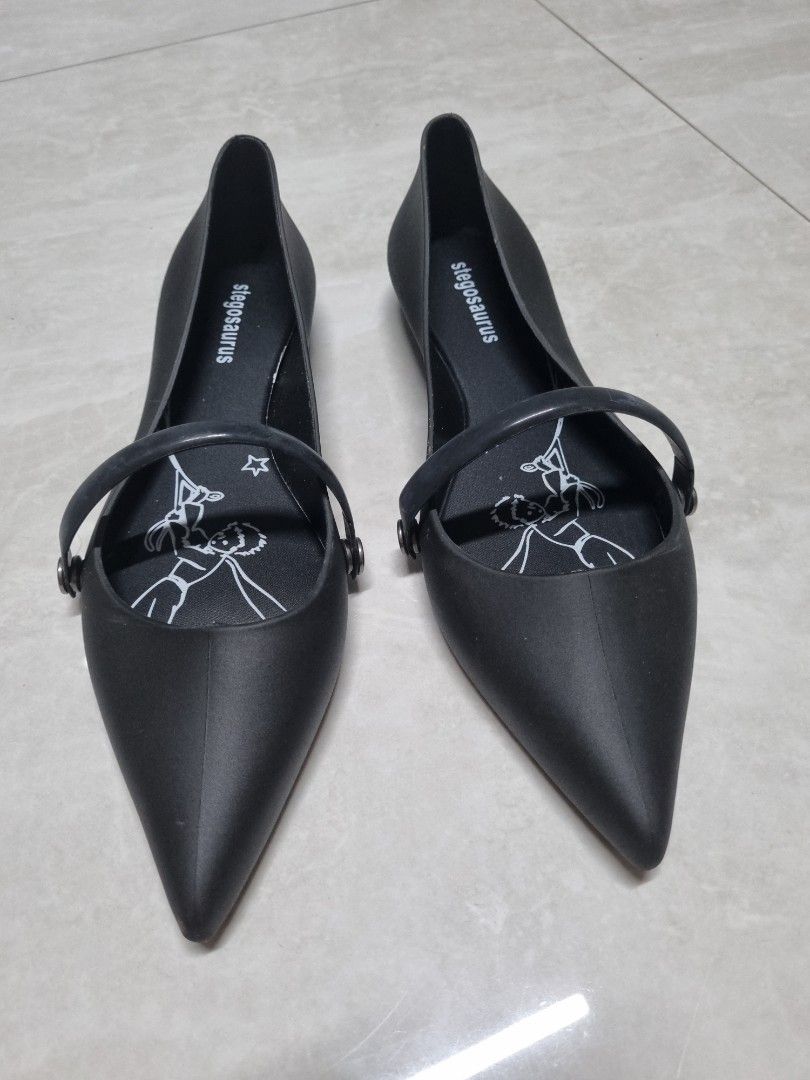 Brand New ladies mary Jane black pumps with strap (Category: Flats) located in Singapore. Submitted by poppy_market (Listing ID 1378899821, Image 1). Description: no box fit eur 39 Free mail available, pls check out my profile. 💥Clearance Sale💥 🎀 Bubblewrap 🫧 for all fragile items 🎀 Best & Fixed price. No bargain, please 🎀 No reserve, 1st pay gets it 🎀 Accepts paylah/paynow/dash/grabpay (ships 🌎 ) ➡️ Click on my profile to view collection