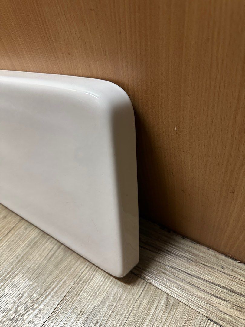 由 loyalty533 (刊登 ID 1378905101，圖片 2) 提交，位於 新北市 (New Taipei) 的 早期BRIGGS馬桶水箱蓋 二手分噴射式馬桶水箱蓋 （白色）早期馬桶蓋 舊式馬桶水箱蓋 (類別：浴室、廚房用品配件)，說明：〖商品名稱〗早期BRIGGS馬桶水箱蓋 二手分噴射式馬桶水箱蓋 （白色）早期馬桶蓋 舊式馬桶水箱蓋 〖出貨地〗新北市新店區 〖功能〗此款是早期BRIGGS馬桶水箱蓋，（不是和成的）外觀 請自行核對自己的馬桶外觀及型號、顏色、尺寸、因為每一批出來的型號尺寸不一定會一模一樣，所以不保證可以密合，但是至少可以蓋得住，蓋子前緣跟左右一個冖字型是有一個凸圓 靠牆壁側的是平的，所有以原本蓋水箱，左右看起來會多一公分左右，請確定後再下單，避免購買後不必要的麻煩 〖外觀狀況〗二手早期品、品相如圖片幾張、幾成新見仁見智、不回答、完美主義、高標準請勿購買 〖配件〗只有圖上水箱蓋一個 〖數量〗如圖一件 〖尺寸〗原廠標準尺寸，外徑最長約51公分，短的長約49.5公分，