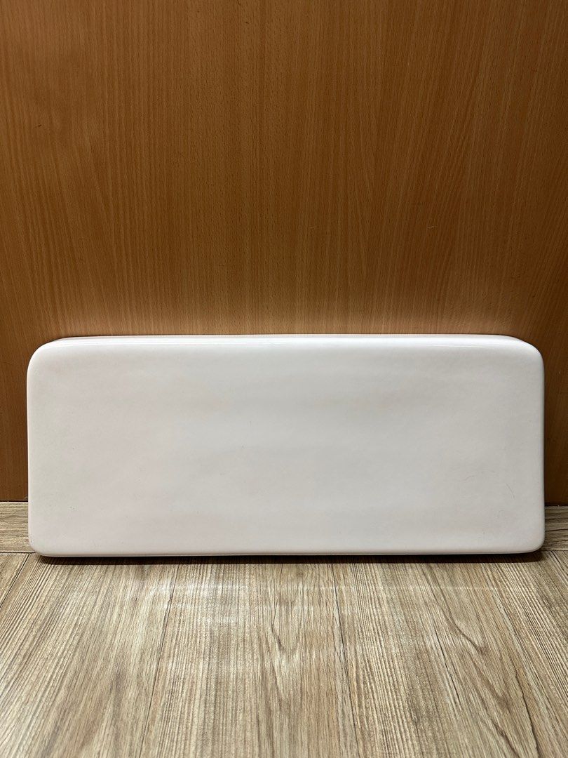 由 loyalty533 (刊登 ID 1378905101，圖片 1) 提交，位於 新北市 (New Taipei) 的 早期BRIGGS馬桶水箱蓋 二手分噴射式馬桶水箱蓋 （白色）早期馬桶蓋 舊式馬桶水箱蓋 (類別：浴室、廚房用品配件)，說明：〖商品名稱〗早期BRIGGS馬桶水箱蓋 二手分噴射式馬桶水箱蓋 （白色）早期馬桶蓋 舊式馬桶水箱蓋 〖出貨地〗新北市新店區 〖功能〗此款是早期BRIGGS馬桶水箱蓋，（不是和成的）外觀 請自行核對自己的馬桶外觀及型號、顏色、尺寸、因為每一批出來的型號尺寸不一定會一模一樣，所以不保證可以密合，但是至少可以蓋得住，蓋子前緣跟左右一個冖字型是有一個凸圓 靠牆壁側的是平的，所有以原本蓋水箱，左右看起來會多一公分左右，請確定後再下單，避免購買後不必要的麻煩 〖外觀狀況〗二手早期品、品相如圖片幾張、幾成新見仁見智、不回答、完美主義、高標準請勿購買 〖配件〗只有圖上水箱蓋一個 〖數量〗如圖一件 〖尺寸〗原廠標準尺寸，外徑最長約51公分，短的長約49.5公分，