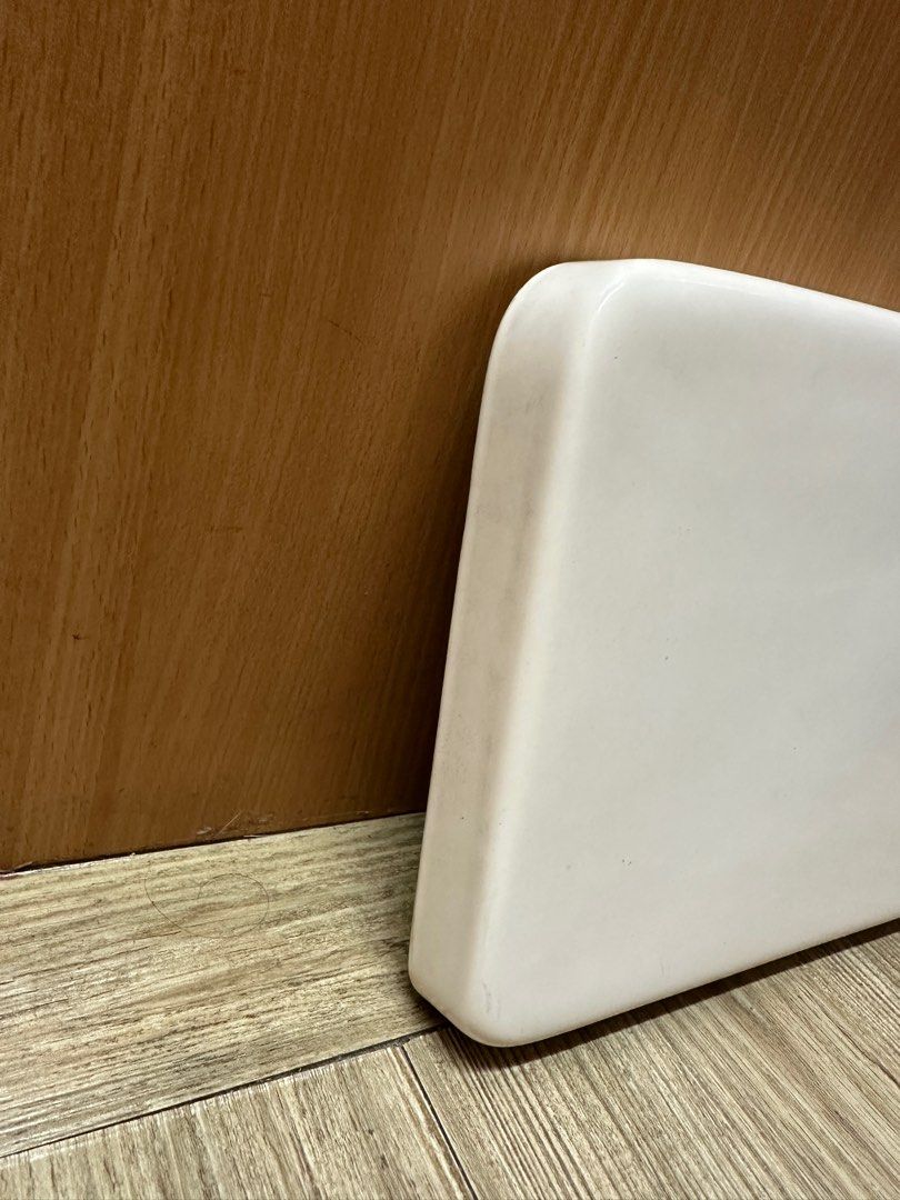 由 loyalty533 (刊登 ID 1378905101，圖片 3) 提交，位於 新北市 (New Taipei) 的 早期BRIGGS馬桶水箱蓋 二手分噴射式馬桶水箱蓋 （白色）早期馬桶蓋 舊式馬桶水箱蓋 (類別：浴室、廚房用品配件)，說明：〖商品名稱〗早期BRIGGS馬桶水箱蓋 二手分噴射式馬桶水箱蓋 （白色）早期馬桶蓋 舊式馬桶水箱蓋 〖出貨地〗新北市新店區 〖功能〗此款是早期BRIGGS馬桶水箱蓋，（不是和成的）外觀 請自行核對自己的馬桶外觀及型號、顏色、尺寸、因為每一批出來的型號尺寸不一定會一模一樣，所以不保證可以密合，但是至少可以蓋得住，蓋子前緣跟左右一個冖字型是有一個凸圓 靠牆壁側的是平的，所有以原本蓋水箱，左右看起來會多一公分左右，請確定後再下單，避免購買後不必要的麻煩 〖外觀狀況〗二手早期品、品相如圖片幾張、幾成新見仁見智、不回答、完美主義、高標準請勿購買 〖配件〗只有圖上水箱蓋一個 〖數量〗如圖一件 〖尺寸〗原廠標準尺寸，外徑最長約51公分，短的長約49.5公分，