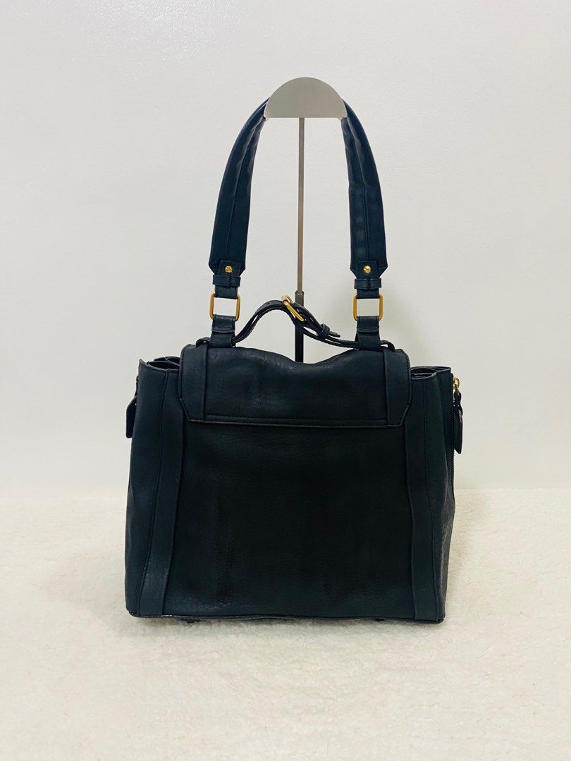 Authentic & Pre-owned CHLOE Darla Leather Hobo Bag (Category: Luxury Bags & Wallets) located in Quezon City. Submitted by madame_bagelia_collection (Listing ID 1378856303, Image 2). Description: 🔸Preowned 🔸Rank SA- Good as NEW 🔸Two-way: Handbag & Shoulder Bag 🔸Genuine leather 🔸Gold toned hardware 🔸Coded 🔸Made in Italy 🇮🇹 🔸Sourced from Japan 🇯🇵 .
