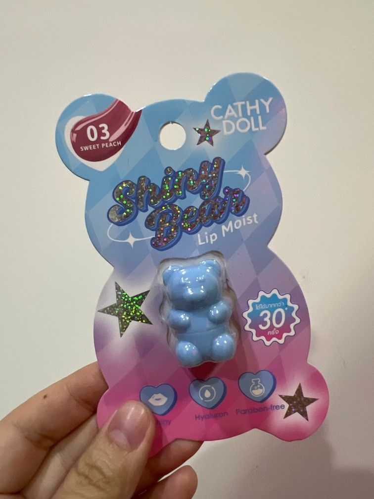 由 kathyqqe (刊登 ID 1378904599，圖片 1) 提交，位於 台北市 (Taipei) 的 泰國Cathy doll閃亮小熊迷你口紅 唇膏 潤唇膏 1.1g (類別：唇部彩妝、保養)，說明：到2027/9/23。