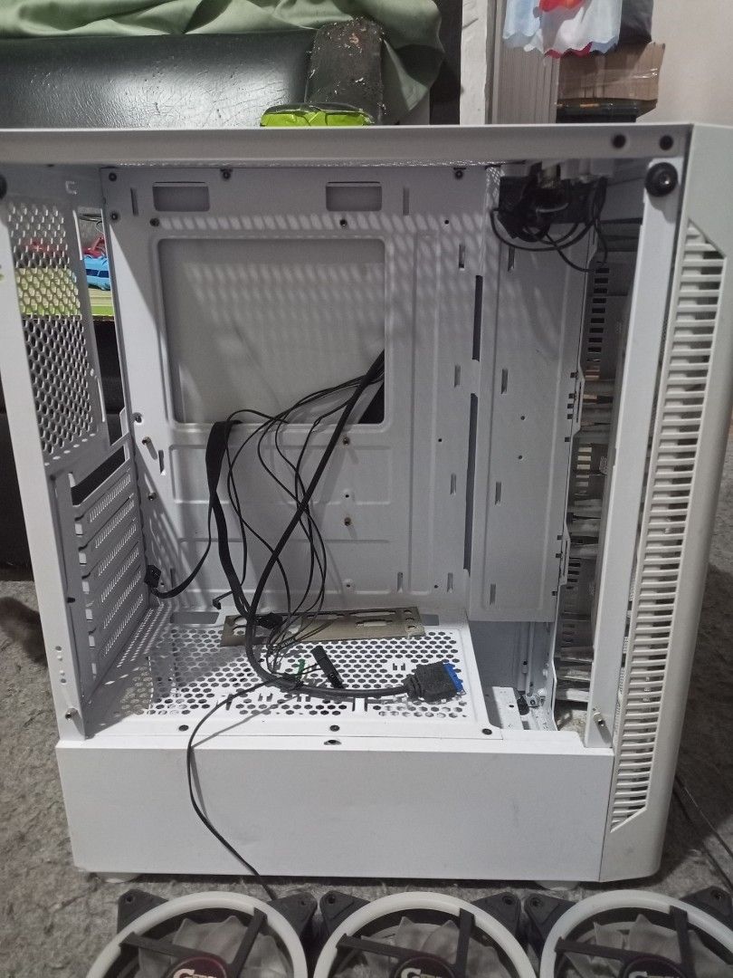 CPU CASE (Category: Computer Parts) located in Valenzuela. Submitted by mrjjj_ (Listing ID 1378888763, Image 1). Description: CPU case - wala lang pong glass kasi nabasag pero all goods po ang wires and halos makinis pa po.. with 4pcs fan, bago pa po..