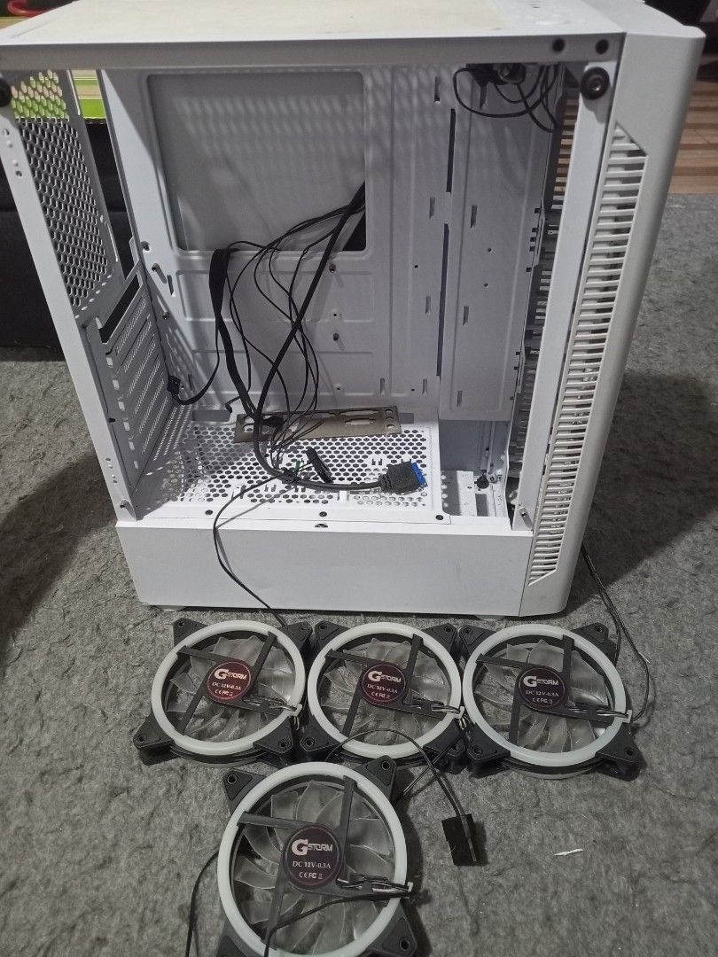 CPU CASE (Category: Computer Parts) located in Valenzuela. Submitted by mrjjj_ (Listing ID 1378888763, Image 2). Description: CPU case - wala lang pong glass kasi nabasag pero all goods po ang wires and halos makinis pa po.. with 4pcs fan, bago pa po..