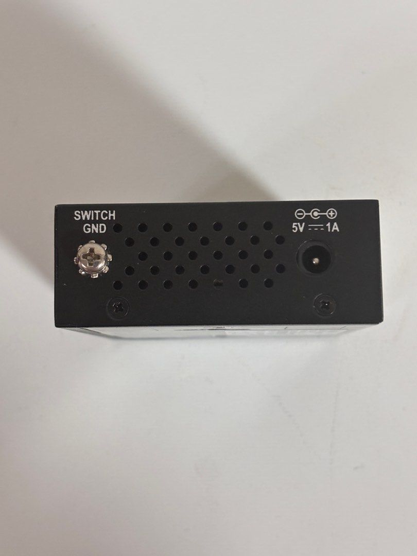由 dudu_home (刊登 ID 1378841884，圖片 3) 提交，位於 台中市 (Taichung) 的 D-Link DGS-105, 友訊科技 5埠 桌上型網路交換器 (類別：Wifi及上網相關產品)，說明：￼￼D-Link DGS-105 5埠 5port 1000M Giga超高速乙太網路桌上型無網管金屬交換器。