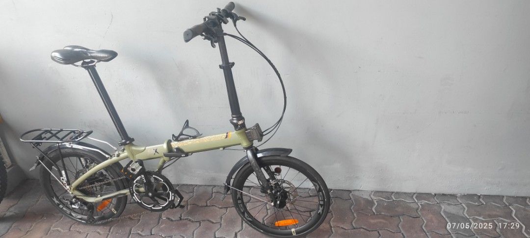 Element Foldx Asix Foldable Bicycle 20" (Category: Bicycles) located in Singapore. Submitted by edsgaming773702 (Listing ID 1378835689, Image 2). Description: I'm selling my foldable bike because I use it rarely. The condition is like new and ready for ride. It's original brand new price is SGD 550 but I let it go by 230 Note: I'll change the seat back to it's original. - Negotiable.